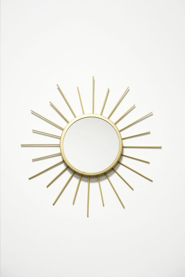 Espelho Sol, de 30,5 cm de diâmetro (total). <a href="https://www.lojareversa.com.br/espelho-decorativo-sol?search=espelho" target="_blank" rel="noopener">Reversa</a>, R$ 99,90