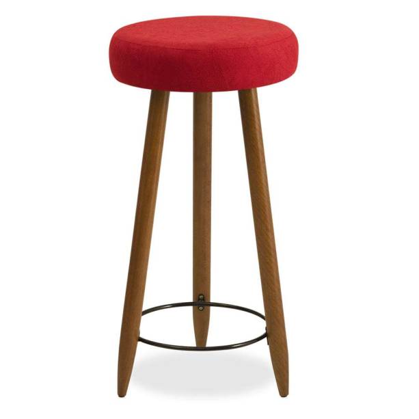 Banqueta Rubi, de eucalipto e assento revestido com suede vermelho (75 cm de altura). <a href="https://www.mobly.com.br/banqueta-rubi-suede-vermelho-d-rossi-675387.html" target="_blank" rel="noopener">Mobly</a>, R$ 179,90