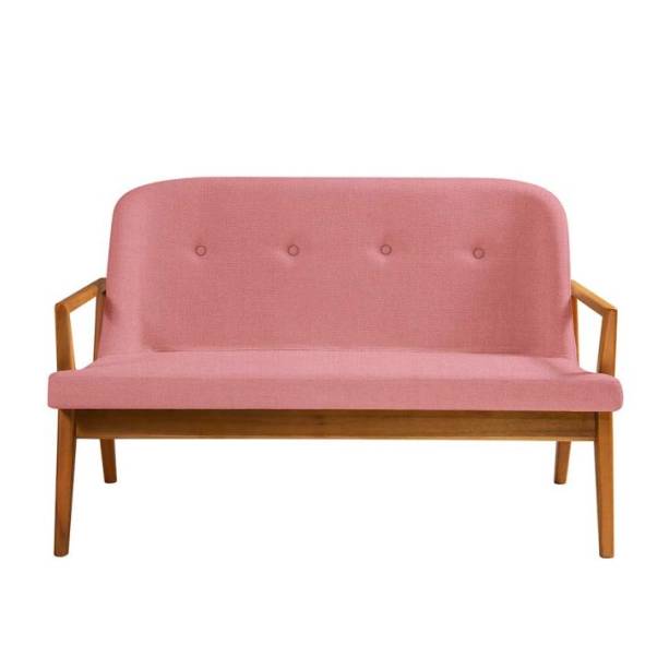 Sofá Mariana de dois lugares, de linho coral. <a href="https://www.mobly.com.br/sofa-2-lugares-mariana-130cm-linho-coral-487444.html" target="_blank" rel="noopener">Mobly</a>, R$ 1490,99