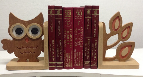 <span style="font-weight:400;">Suporte de Livros Coruja. </span><a href="https://www.elo7.com.br/suporte-de-livro-coruja/dp/53CE93"><span style="font-weight:400;">Elo7</span></a><span style="font-weight:400;">, R$ 90</span>