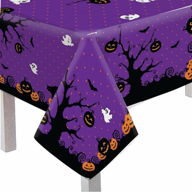 Toalha de mesa de polietileno (79 x 79 cm). <a href="https://www.paesepaesfestas.com.br/toalha-de-mesa-convidados-halloween-5und-7530/p" target="_blank" rel="noopener">Paes & Paes</a>, R$ 39,71 com 5 unidades