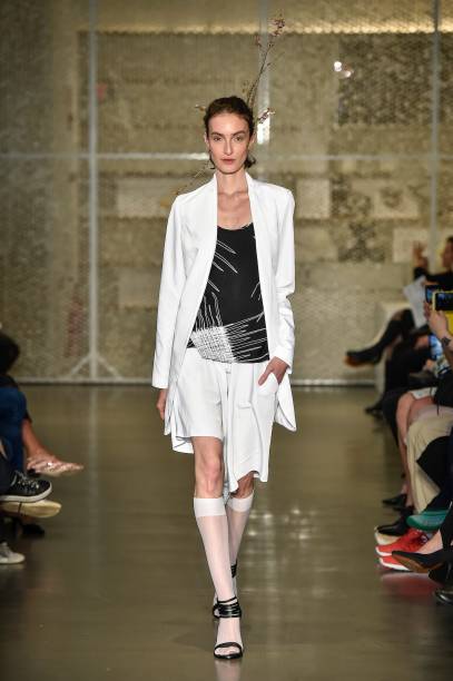 Raquel Davidowicz olhou para o trabalho do artista Cy Twombly para criar a sua coleção de verão 2018. O resultado foram looks leves e fluidos com uma cartela de cor onde o preto e o branco predominavam, o ponto de cor ficou por conta de looks monocromáticos no tom damasco. A alfaiataria, característica da marca, é minimal chic, e tem alguns toques esportivos. <strong>ESTILO AMOU</strong>: A modelagem soltinha da camisa e da bermuda deixa o visual cool e descontraído, mesmo tratando-se de peças alfaiataria. Destaque para as meias finas com sandálias, combinação herdada da temporada passada, que veio para ficar.