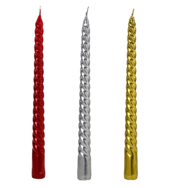 Cada vela em espiral (vermelha, prata ou dourada) tem 24 cm de altura. <a href="https://www.precolandia.com.br/vela-natal-espiral-24cm-prata-mabruk/p-949671" target="_blank" rel="noopener">Preçolândia</a>, R$ 4,90 a unidade