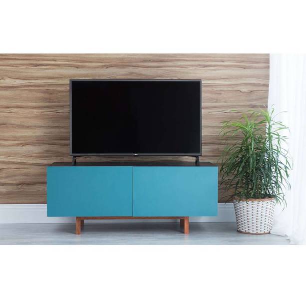 Rack Manu, de madeira na cor azul agatha, nas medidas 1,20 x 0,44 x 0,49 m. <a href="https://www.mobly.com.br/rack-manu-2-portas-preto-com-azul-agatha-120cm-586999.html" target="_blank" rel="noopener">Mobly</a>, R$ 749,25 Rack Manu, de madeira na cor azul agatha, nas medidas 1,20 x 0,44 x 0,49 m. <a href="https://www.mobly.com.br/rack-manu-2-portas-preto-com-azul-agatha-120cm-586999.html" target="_blank" rel="noopener">Mobly</a>, R$ 749,25