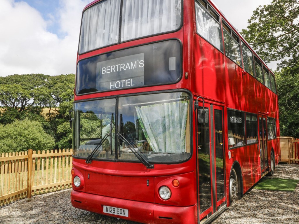 O tradicional ônibus inglês foi reformado e transformado no Bertram's Hotel.