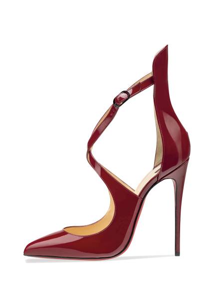 Escarpim de verniz, <strong>Christian Louboutin</strong>, R$ 4 590