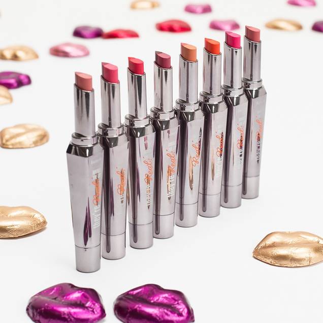 <strong>Batom Double The Lip They're Real, Benefit, R$ 109 // </strong>A novidade fica por conta da ponta do batom, mais escura. Ela define e contorna os lábios enquanto o tom mais claro realiza o preenchimento, proporcionando volume natural. Disponível em oito cores. À venda a partir de abril. <strong>Batom Double The Lip They're Real, Benefit, R$ 109 // </strong>A novidade fica por conta da ponta do batom, mais escura. Ela define e contorna os lábios enquanto o tom mais claro realiza o preenchimento, proporcionando volume natural. Disponível em oito cores. À venda a partir de abril.