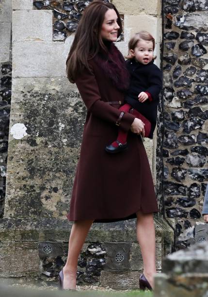 <strong>27 de setembro de 2016</strong> – Tom verde-escuro, comprimento abaixo dos joelhos, manguinhas bufantes e botões dourados. O lindo vestido, usado durante uma viagem ao Canadá, é da <strong>Dolce&Gabbana</strong>. <strong>27 de setembro de 2016</strong> – Tom verde-escuro, comprimento abaixo dos joelhos, manguinhas bufantes e botões dourados. O lindo vestido, usado durante uma viagem ao Canadá, é da <strong>Dolce&Gabbana</strong>.