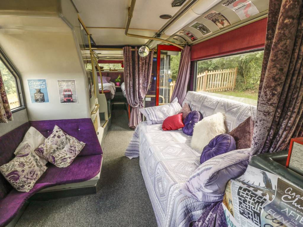 Sempre quis andar em um double decker? Que tal se hospedar em um? O tradicional ônibus inglês foi reformado e transformado no Bertram's Hotel.
