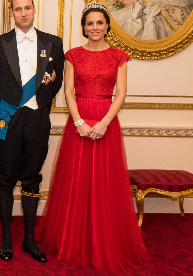 <strong>26 de setembro de 2016</strong> – Ainda no Canadá, Kate Middleton aposta em vestido vermelho da <strong>Preen by Thornton Bregazzi</strong> e acessórios do mesmo tom para um evento oficial. O broche e os brincos imprimem ainda mais elegância.
