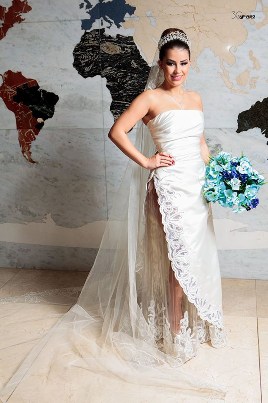 Estilista cria coleção de vestidos de noiva feitos com plástico reciclado