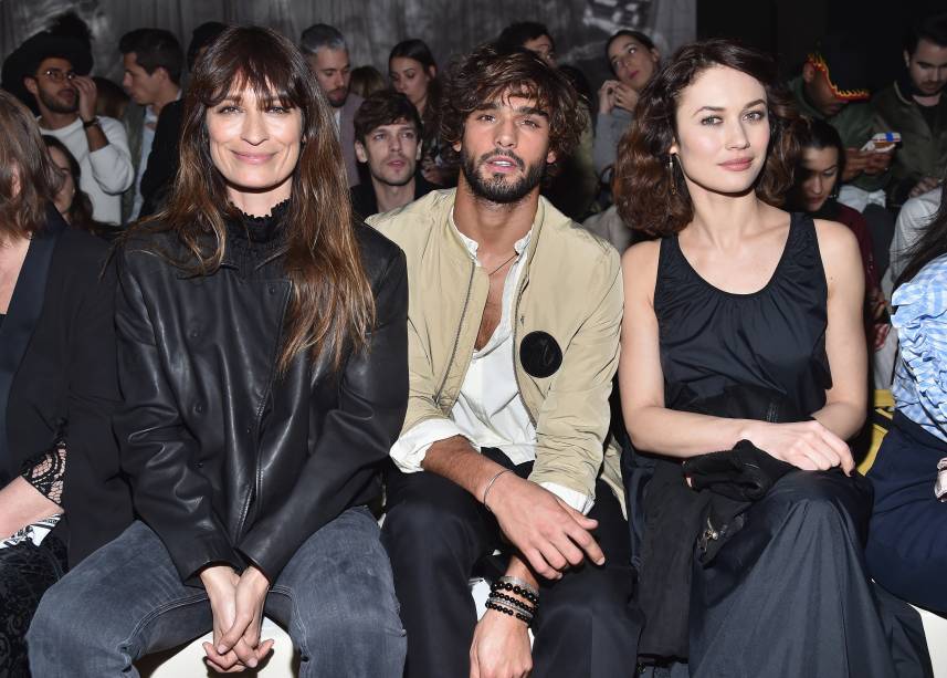 Caroline de Maigret, Marlon Teixeira e Olga Kurylenko no desfile da H&M