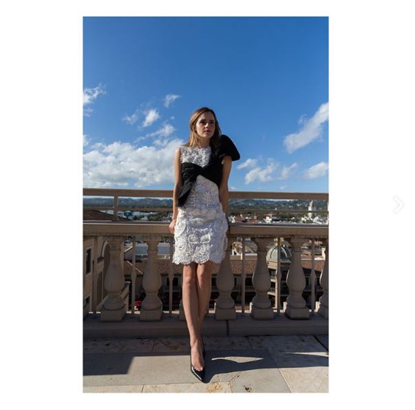 Macacão <strong>Roland Mouret</strong> para o primeiro dia de entrevistas em Los Angeles. Macacão <strong>Roland Mouret</strong> para o primeiro dia de entrevistas em Los Angeles.