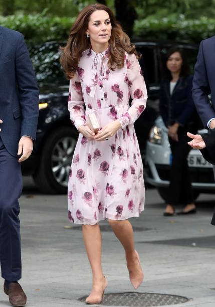 <strong>26 de setembro de 2016</strong> – Com William, George e Charlotte, a mamãe coruja desembarca no Canadá com look azul-escuro. O vestido, feito sob medida pela estilista<strong> Jenny Packham</strong>, ganhou a companhia de fascinator <strong>Lock & Co</strong> e escarpins nude. <strong>26 de setembro de 2016</strong> – Com William, George e Charlotte, a mamãe coruja desembarca no Canadá com look azul-escuro. O vestido, feito sob medida pela estilista<strong> Jenny Packham</strong>, ganhou a companhia de fascinator <strong>Lock & Co</strong> e escarpins nude.