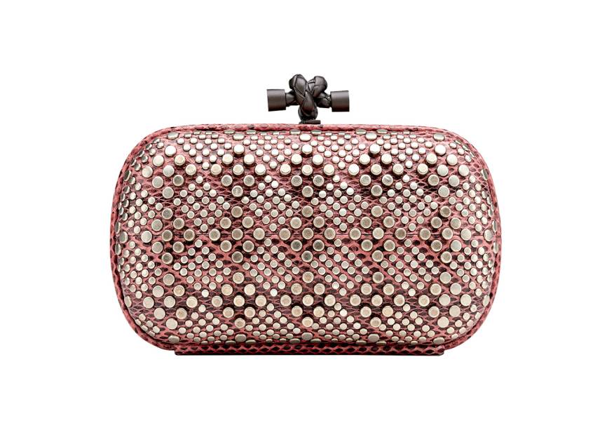 Clutch de couro, <strong>Bottega Veneta</strong>, R$ 8 130