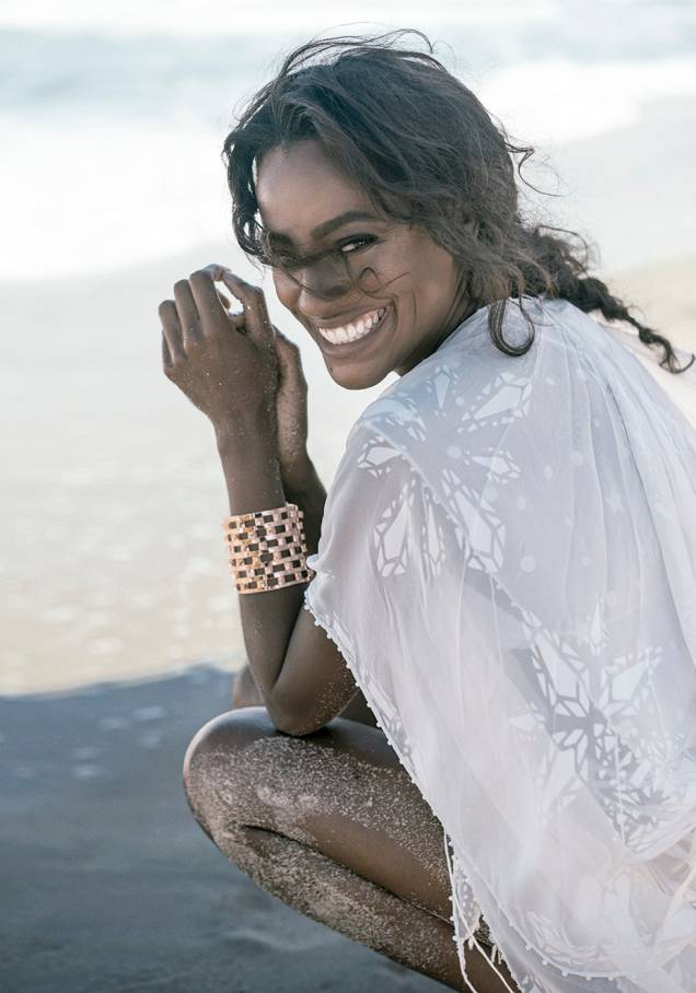Top de seda,<strong> Helo Rocha</strong>, R$ 3 827. Bracelete de metal, <strong>Reinaldo Lourenço + Camila Klein</strong>, R$ 2 222. Top de seda,<strong> Helo Rocha</strong>, R$ 3 827. Bracelete de metal, <strong>Reinaldo Lourenço + Camila Klein</strong>, R$ 2 222.