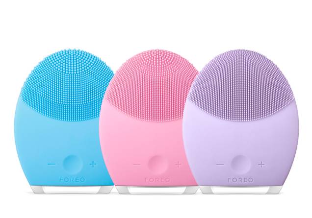 <strong>Escovinha facial LUNA™ 2, Foreo, R$ 999 //</strong> A marca anuncia a segunda geração do aparelho de cuidado facial e ação antienvelhecimento. Com cinco novas áreas de inovação, a linha apresenta uma experiência de limpeza ainda mais profunda e delicada: agora também totalmente customizada para se adaptar às necessidades específicas de cada tipo de pele. Disponível em versões para peles mistas, normais e sensíveis. À venda a partir de julho. <strong>Escovinha facial LUNA™ 2, Foreo, R$ 999 //</strong> A marca anuncia a segunda geração do aparelho de cuidado facial e ação antienvelhecimento. Com cinco novas áreas de inovação, a linha apresenta uma experiência de limpeza ainda mais profunda e delicada: agora também totalmente customizada para se adaptar às necessidades específicas de cada tipo de pele. Disponível em versões para peles mistas, normais e sensíveis. À venda a partir de julho.