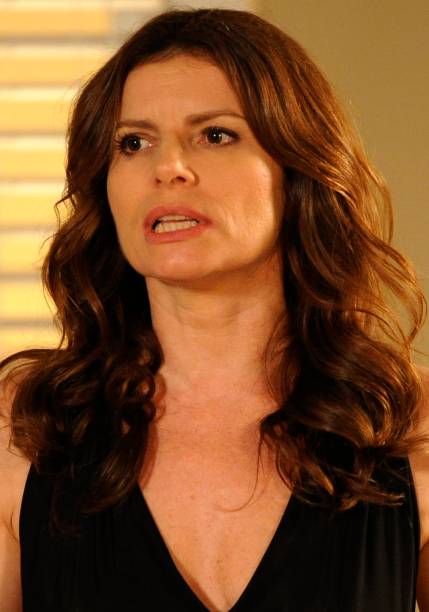 2012: Cabelos longos e avermelhados para compor a Verônica de <em>Avenida Brasil</em>. O franjão dividido ao meio deixa o look mais harmonioso. 2012: Cabelos longos e avermelhados para compor a Verônica de <em>Avenida Brasil</em>. O franjão dividido ao meio deixa o look mais harmonioso.