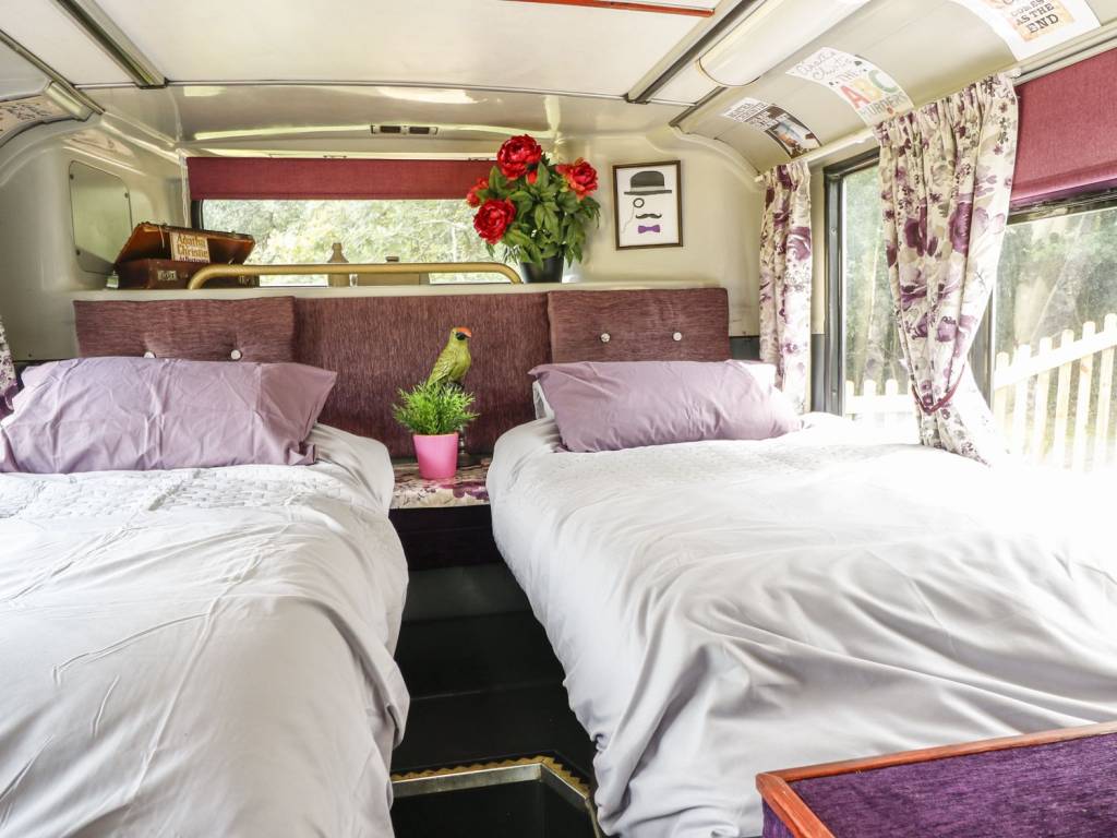 Sempre quis andar em um double decker? Que tal se hospedar em um? O tradicional ônibus inglês foi reformado e transformado no Bertram's Hotel.