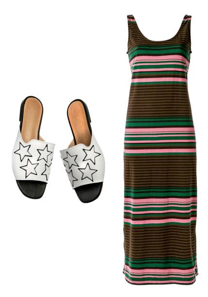 Vestido de algodão, <strong>Osklen</strong>, R$ 397, farfetch.com.br. Slides de couro, <strong>Vicenza</strong>, R$ 283. Vestido de algodão, <strong>Osklen</strong>, R$ 397, farfetch.com.br. Slides de couro, <strong>Vicenza</strong>, R$ 283.