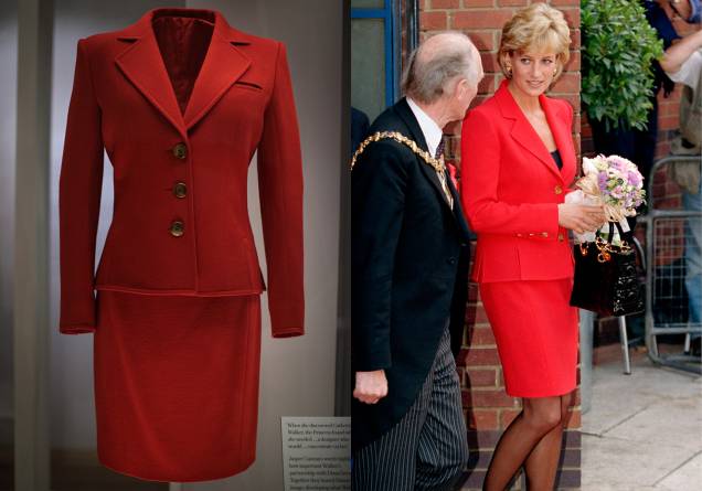 Conjunto vermelho de Catherine Walker selecionado para evento de conscientização sobre o vírus HIV em 1996. Conjunto vermelho de Catherine Walker selecionado para evento de conscientização sobre o vírus HIV em 1996.