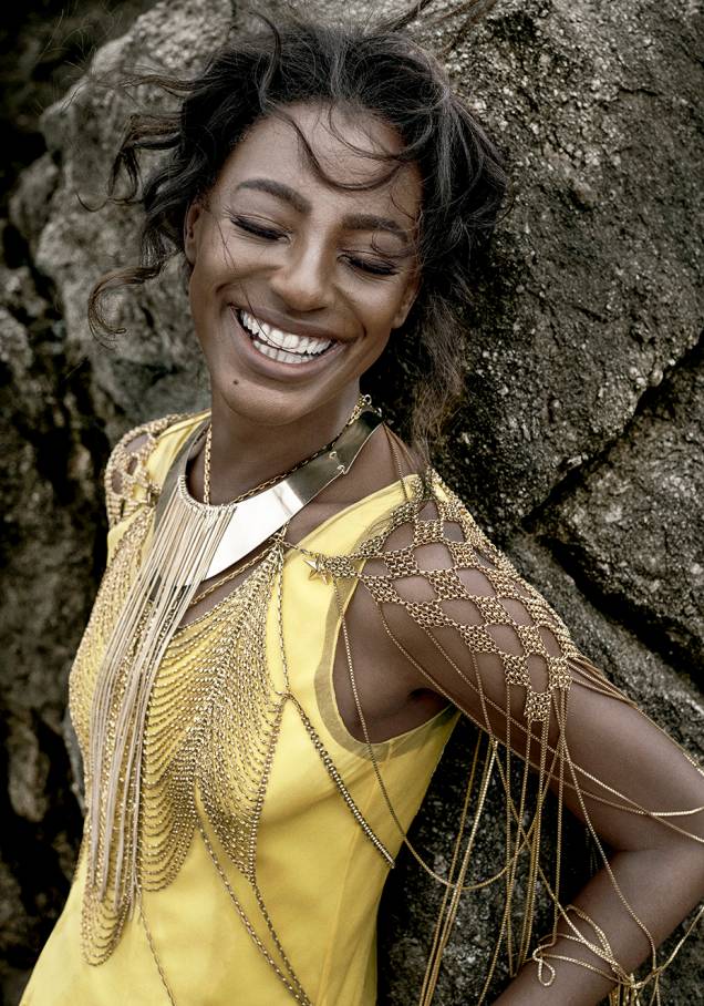 Vestido de crepe, <strong>Gloria Coelho</strong>, R$ 6 550. Colar de metal, <strong>Eleonora Hsiung</strong>, R$ 948. Body chain de metal, <strong>Claudia Arbex</strong>, R$ 2 900. Vestido de crepe, <strong>Gloria Coelho</strong>, R$ 6 550. Colar de metal, <strong>Eleonora Hsiung</strong>, R$ 948. Body chain de metal, <strong>Claudia Arbex</strong>, R$ 2 900.