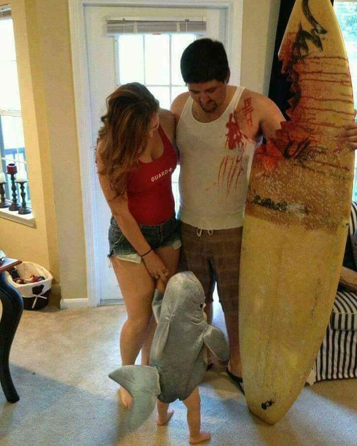 Fantasia de família para Halloween – família atacada por tubarão Fantasia de família para Halloween – família atacada por tubarão