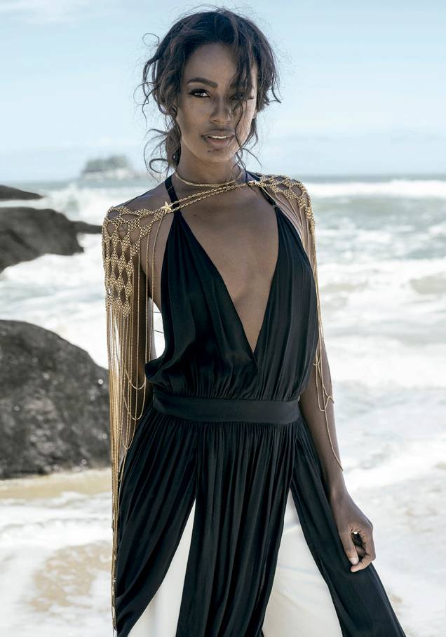 Vestido de seda, <strong>Animale</strong>, R$ 1 100. Calça de crepe, <strong>Seiki</strong>, R$ 200. Body chain de metal, <strong>Claudia Arbex</strong>, R$ 2 900. Vestido de seda, <strong>Animale</strong>, R$ 1 100. Calça de crepe, <strong>Seiki</strong>, R$ 200. Body chain de metal, <strong>Claudia Arbex</strong>, R$ 2 900.