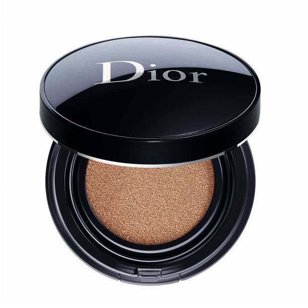 <strong>Base Perfect Cushion Forever, Dior, R$ 299 //</strong> A marca propõe uma nova geração de base em <em>cushion</em>, que combina efeito mate e frescor, além de ação <em>skincare</em>, criando uma textura de pele natural. O resultado é fosco, mas iluminado, e com uma correção de cor suave. Disponível em quatro tons. À venda a partir de maio.