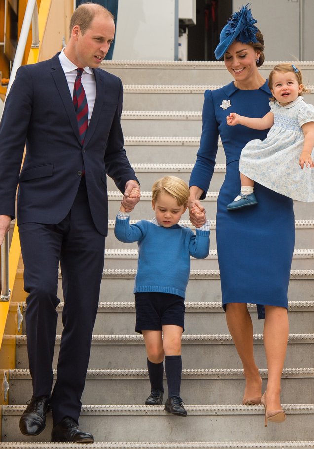 10 de junho de 2016 – Kate arrancou suspiros ao surgir de azul-claro e branco durante uma das várias comemorações dos 90 anos de Elizabeth II. O vestido-casaco é da grife<strong> Catherine Walker</strong>, uma de suas favoritas.