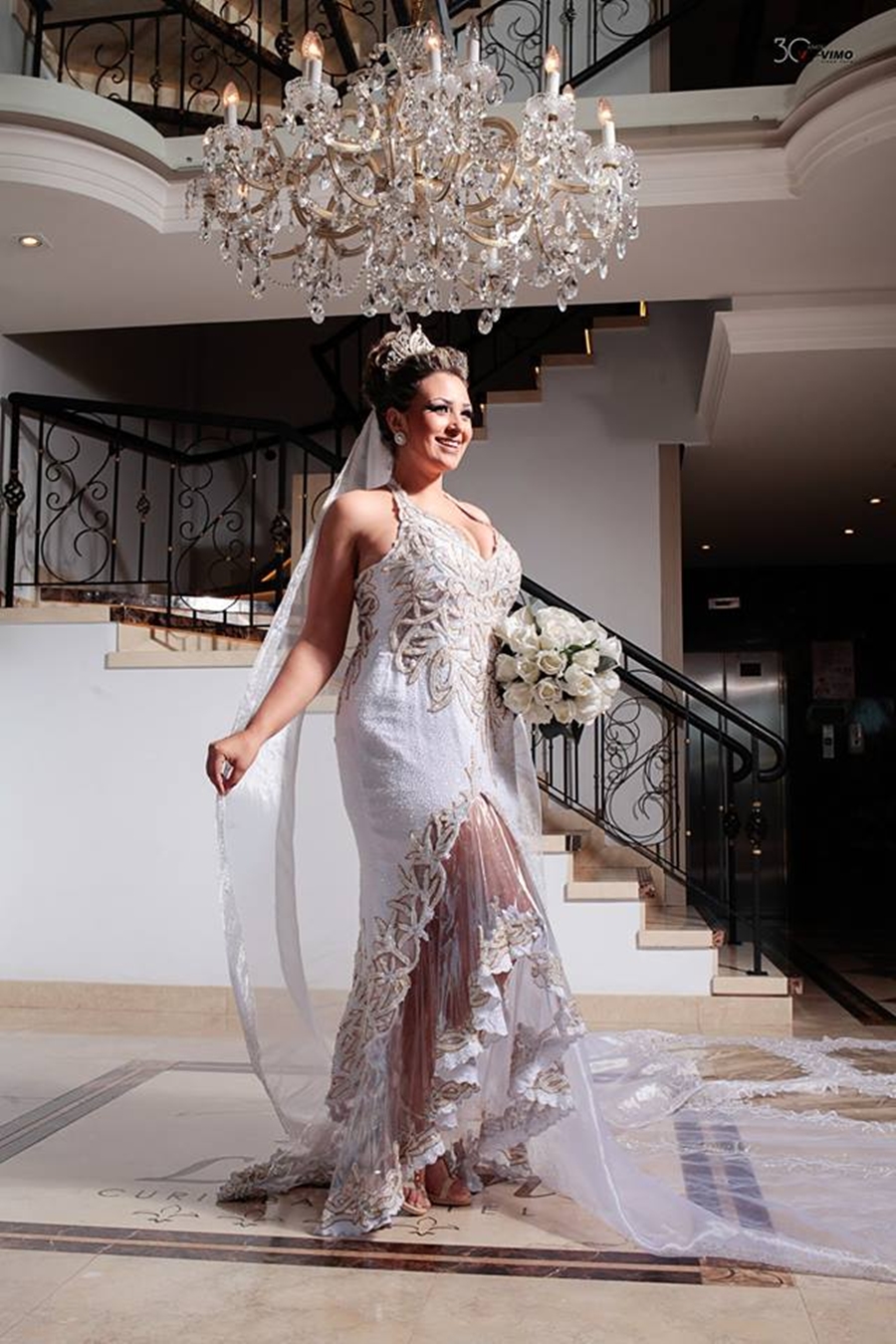 Estilista cria coleção de vestidos de noiva feitos com plástico reciclado 07-2