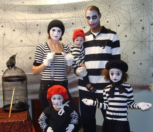 Fantasia de família para Halloween - mímicos