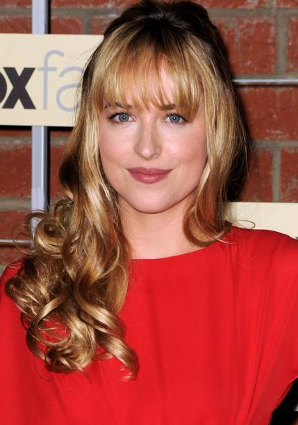 <strong>Setembro de 2012</strong> - Loiro médio com cachos definidos na ponta e franja volumosa. <strong>Setembro de 2012</strong> - Loiro médio com cachos definidos na ponta e franja volumosa.