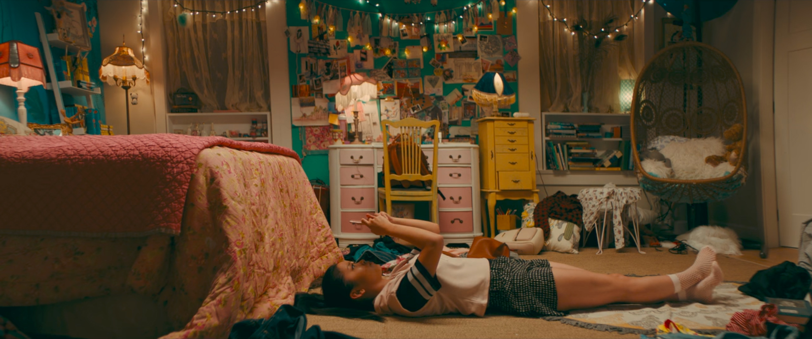 ‘Para Todos os Garotos que Já Amei’: copie o look do quarto de Lara Gene A protagonista do filme da Netflix é dona de um espaço bem girly e cheio de fotografias, livros e lembranças.