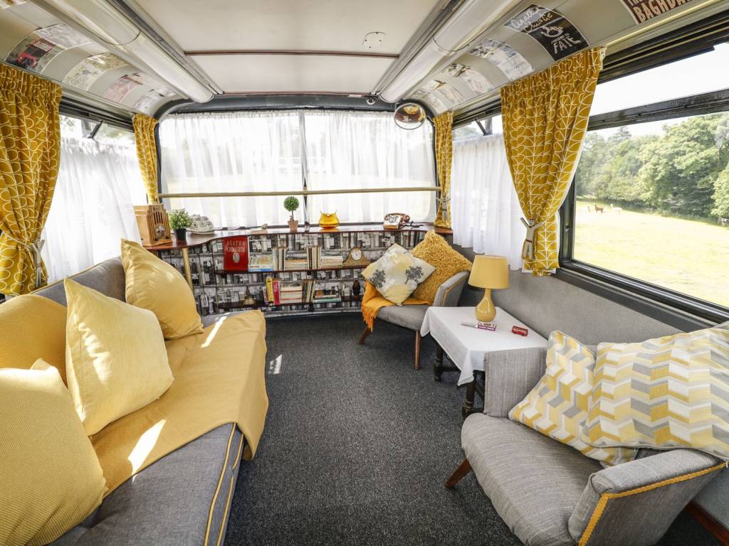 Sempre quis andar em um double decker? Que tal se hospedar em um? O tradicional ônibus inglês foi reformado e transformado no Bertram's Hotel.
