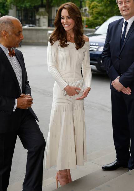 <strong>12 de abril de 2016</strong> – O vestido de renda verde-jade foi escolhido a dedo para um encontro com o primeiro-ministro indiano Narendra Modi em Nova Déli. Da grife <strong>Temperley London</strong>, ele ganhou a companhia de sapatos e clutch nude. <strong>12 de abril de 2016</strong> – O vestido de renda verde-jade foi escolhido a dedo para um encontro com o primeiro-ministro indiano Narendra Modi em Nova Déli. Da grife <strong>Temperley London</strong>, ele ganhou a companhia de sapatos e clutch nude.