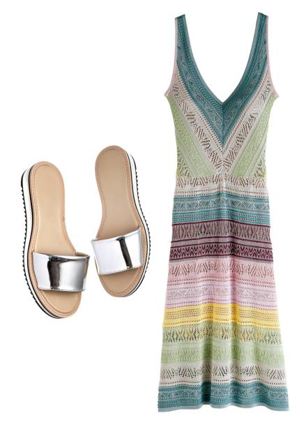 Vestido de tricô, <strong>Cecilia Prado</strong>, R$ 869. Slides de couro, <strong>Santa Lolla</strong>, R$ 250.