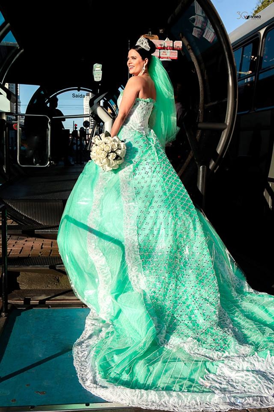 Estilista cria coleção de vestidos de noiva feitos com plástico reciclado 08-3