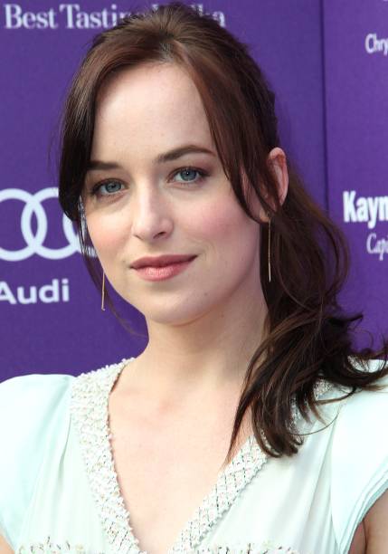 <strong>Junho de 2013</strong> - Pela primeira vez, Dakota adere ao castanho. <strong>Junho de 2013</strong> - Pela primeira vez, Dakota adere ao castanho.