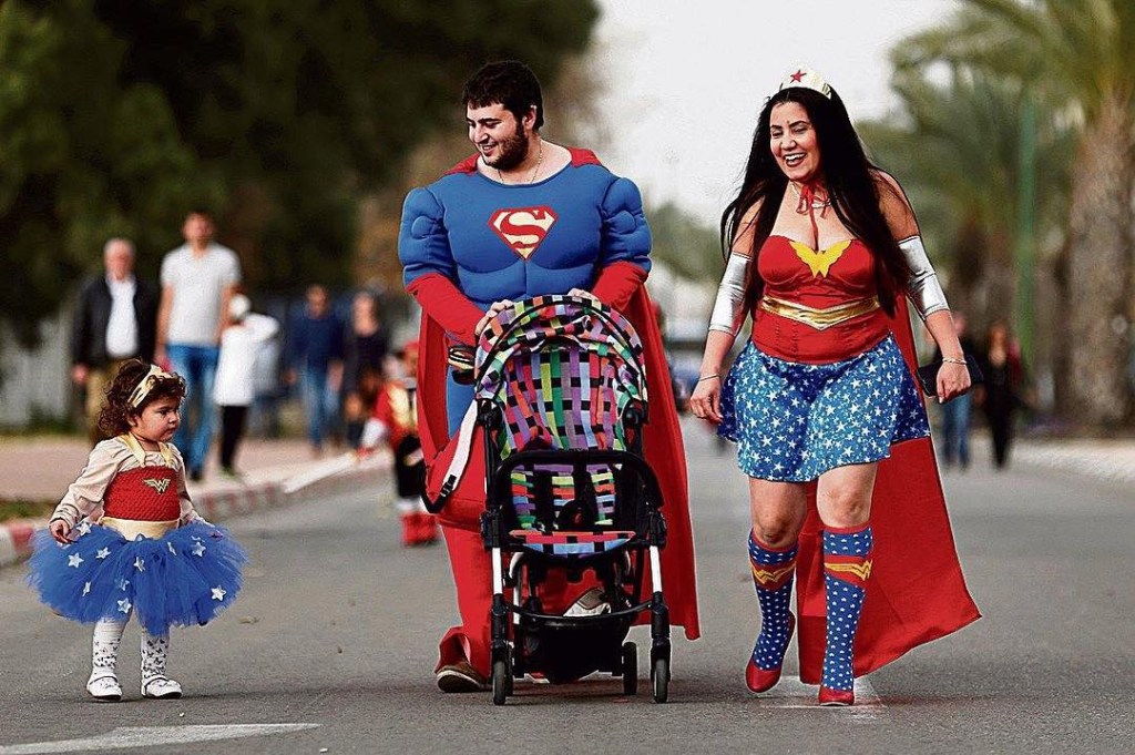Fantasia de família para Halloween - super-heróis