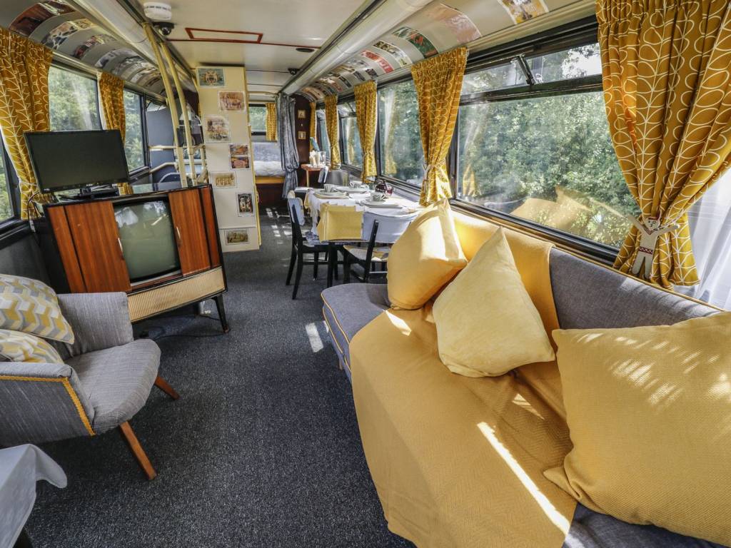 Sempre quis andar em um double decker? Que tal se hospedar em um? O tradicional ônibus inglês foi reformado e transformado no Bertram's Hotel.