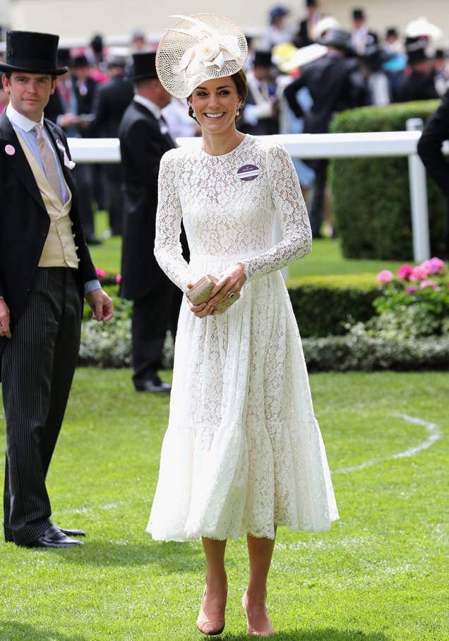 <strong>10 de abril de 2016</strong> – Ainda na Índia, ela chamou atenção durante um baile de gala beneficente com look monocromático. O vestido ricamente bordado, assinado por <strong>Jenny Packham</strong>, remete aos trajes tradicionais do país. <strong>10 de abril de 2016</strong> – Ainda na Índia, ela chamou atenção durante um baile de gala beneficente com look monocromático. O vestido ricamente bordado, assinado por <strong>Jenny Packham</strong>, remete aos trajes tradicionais do país.