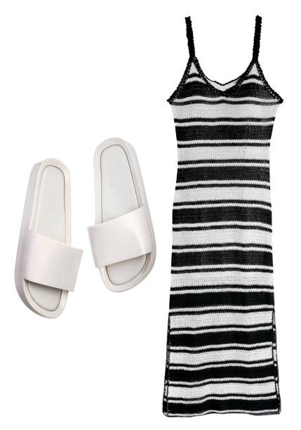 Vestido de tricô, <strong>Bo.Bô</strong>, R$ 1 998. Slides de plástico, <strong>Melissa</strong>, R$ 100. Vestido de tricô, <strong>Bo.Bô</strong>, R$ 1 998. Slides de plástico, <strong>Melissa</strong>, R$ 100.