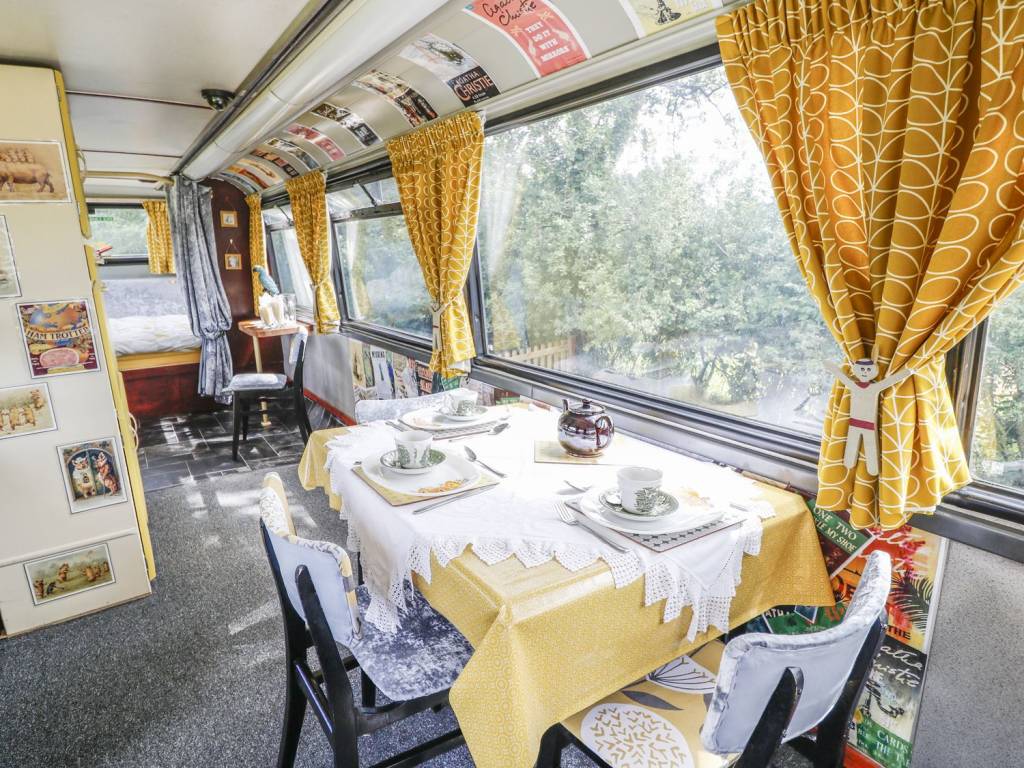 Sempre quis andar em um double decker? Que tal se hospedar em um? O tradicional ônibus inglês foi reformado e transformado no Bertram's Hotel.