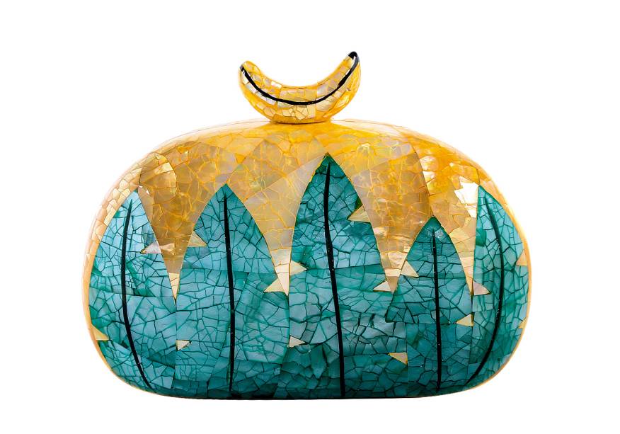 Clutch de madrepérola, <strong>Isla</strong>, R$ 2 068 Clutch de madrepérola, <strong>Isla</strong>, R$ 2 068