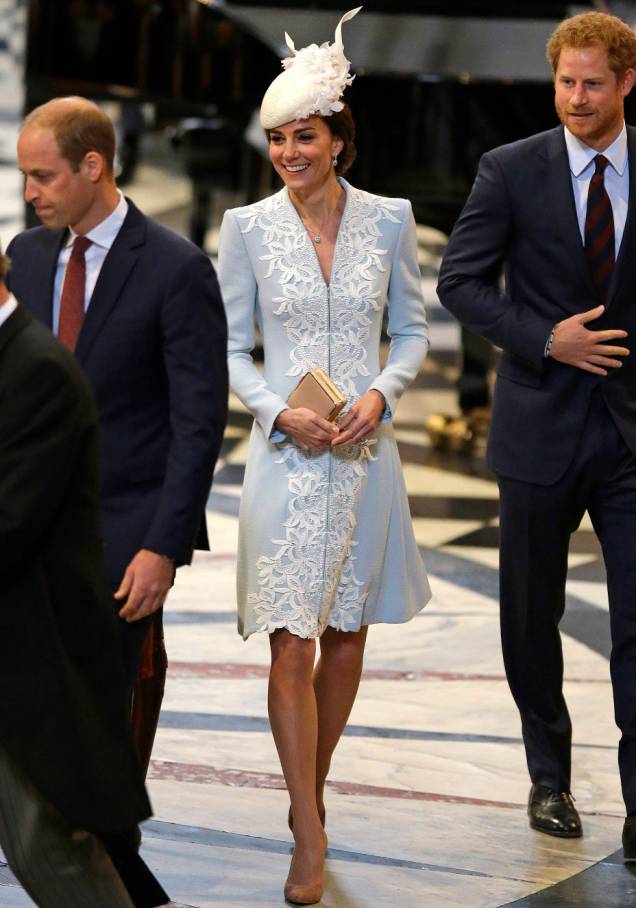 <strong>07 de fevereiro de 2016</strong> – Sempre elegante, Kate optou por um casaco de corte clássico da grife<strong> Alexander McQueen</strong> para o aniversário de 75 anos dos cadetes da Força Aérea Real. Acessórios escuros, em preto e azul-marinho, finalizaram. <strong>07 de fevereiro de 2016</strong> – Sempre elegante, Kate optou por um casaco de corte clássico da grife<strong> Alexander McQueen</strong> para o aniversário de 75 anos dos cadetes da Força Aérea Real. Acessórios escuros, em preto e azul-marinho, finalizaram.
