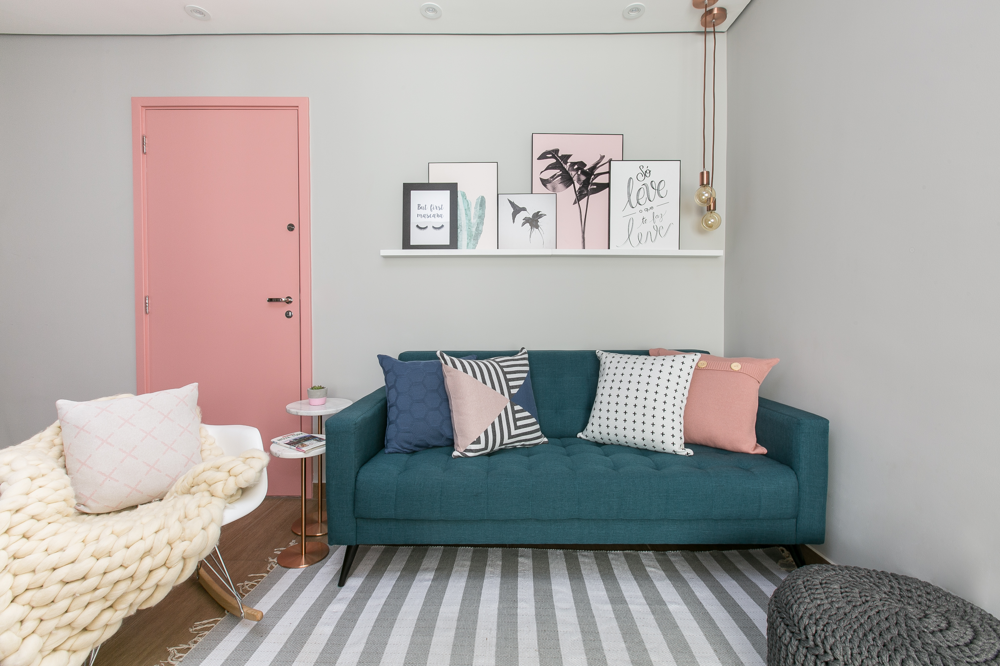 Este apê fofo, de 50 m², com porta rosa e sofá azul é pura inspiração |  CLAUDIA