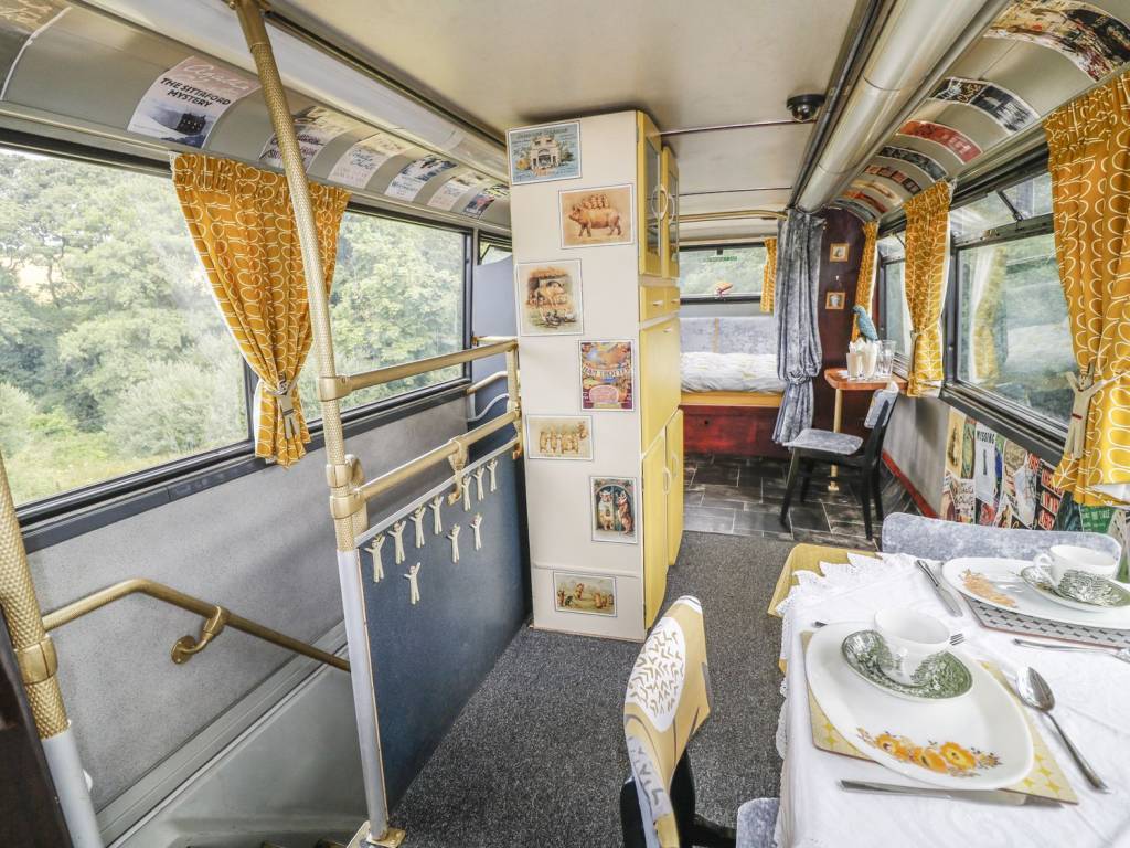 Sempre quis andar em um double decker? Que tal se hospedar em um? O tradicional ônibus inglês foi reformado e transformado no Bertram's Hotel.