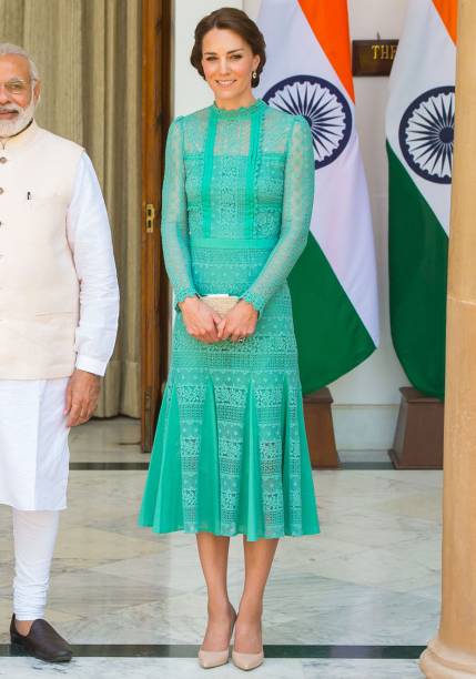 <strong>21 de outubro de 2015</strong> – Mais uma vez, a Duquesa investe em um modelo de renda da <strong>Dolce&Gabbana</strong> e, claro, acerta em cheio. O vestido ficou perfeito combinado com os escarpins do mesmo tom. <strong>21 de outubro de 2015</strong> – Mais uma vez, a Duquesa investe em um modelo de renda da <strong>Dolce&Gabbana</strong> e, claro, acerta em cheio. O vestido ficou perfeito combinado com os escarpins do mesmo tom.