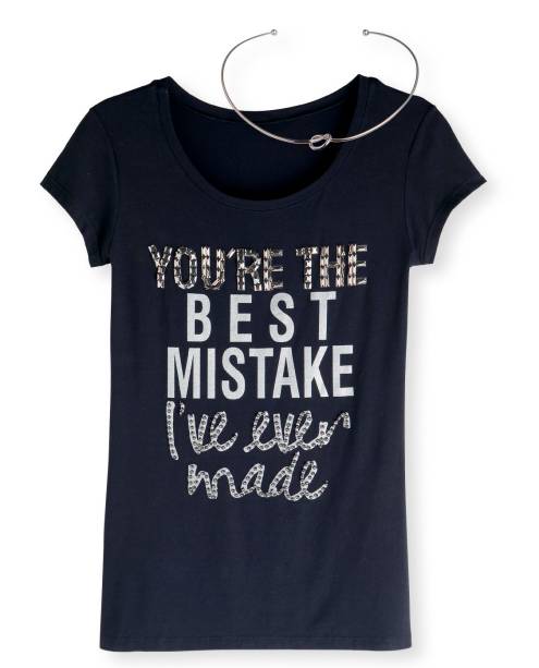 Camiseta de algodão, Le Blog, R$ 240, tel. (11) 3223 7789. Choker de metal, Morana, R$ 49, tel. (11) 4208 6200. Camiseta de algodão, Le Blog, R$ 240, tel. (11) 3223 7789. Choker de metal, Morana, R$ 49, tel. (11) 4208 6200.